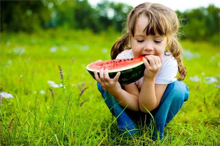 10 טיפים בדרך לגידול ילדים בריאים בעלי גישה בריאה לאוכל